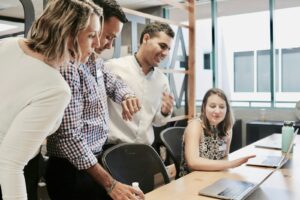 Contractor vs. Full-Time Employee: How EOR Services Bridge the Gap for IT Professionals